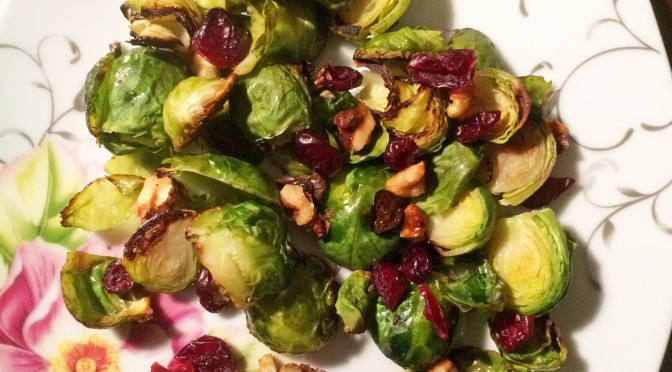 Seasonal healthy foods: Brussels Sprouts with Pecans. Сезонні здорові страви: брюсельська капуста з грецькими горіхами.